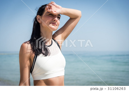 Young beautiful sportive girl preparing to run 31106263