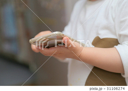 スマホをいじる幼児 31106274