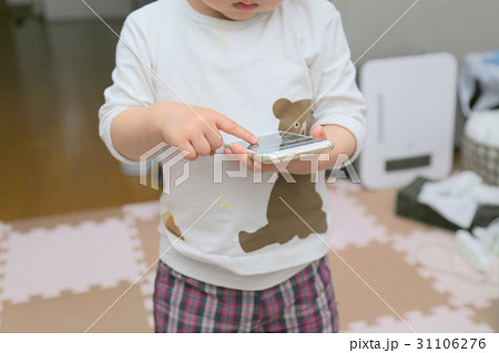 スマホをいじる幼児 31106276
