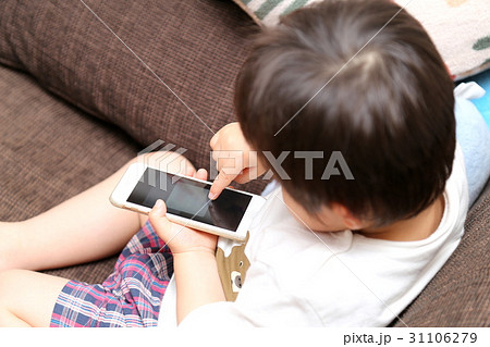 スマホをいじる幼児 31106279