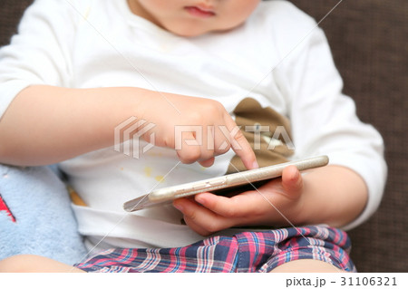 スマホをいじる幼児 スマホをいじる幼児 31106321