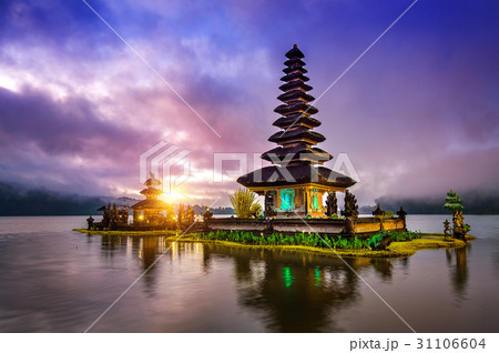 pura ulun danu bratan temple in Bali, indonesia. 31106604