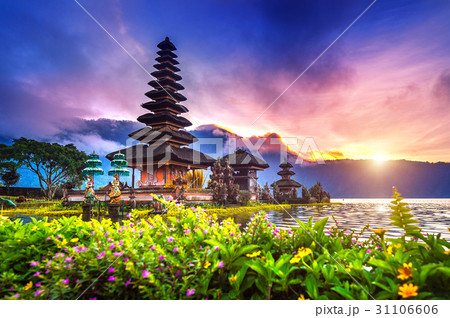 pura ulun danu bratan temple in Bali, indonesia. pura ulun danu bratan temple in Bali, indonesia. 31106606