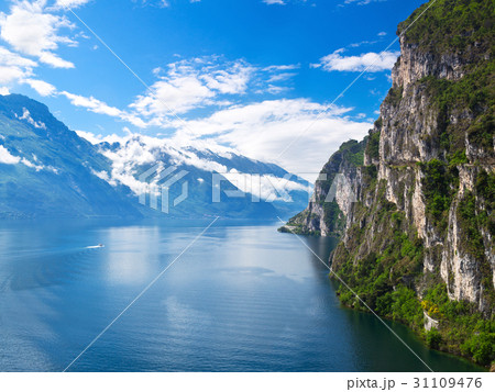 Summer view over of lake Garda, Italy 31109476