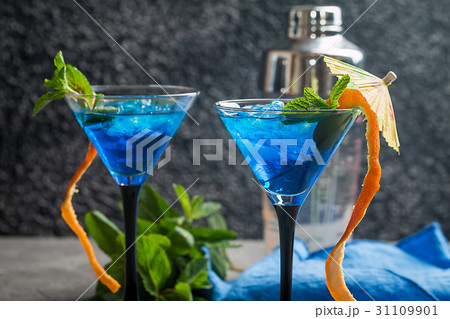 Blue cocktail with ice 31109901