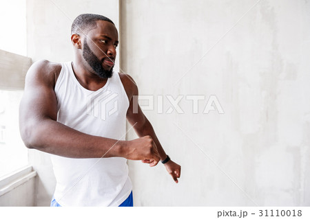 Pensive bearded african sportsman performing 31110018
