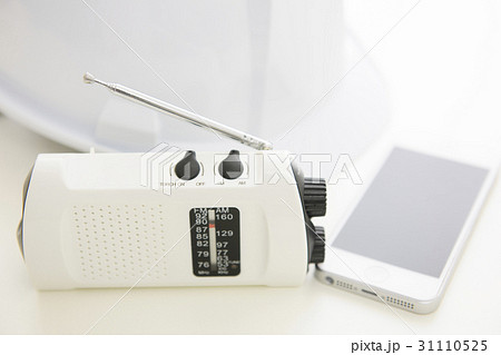 防災ラジオとヘルメットとスマホ 防災 防災用品 防災イメージ 防災ラジオとヘルメットとスマホ 防災 防災用品 防災イメージ 31110525