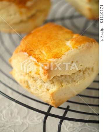 スクエアスコーン　焼き立て　（アップ） 31110571