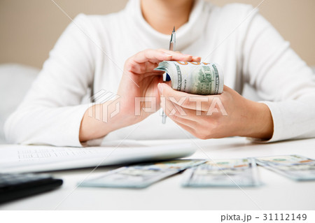 Hands counting money, close up 31112149