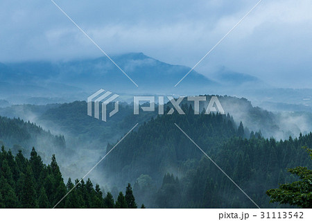Beautiful mountain range covered with fog and rain 31113542