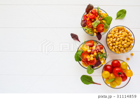 Healthy vegetarian salad with chickpeas 31114859