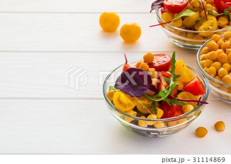 Healthy vegetarian salad with chickpeas 31114869