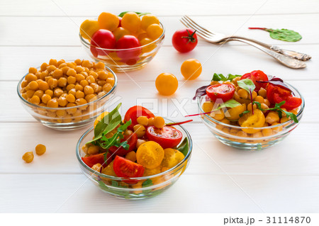 Chickpea salad with fresh tomatoes 31114870