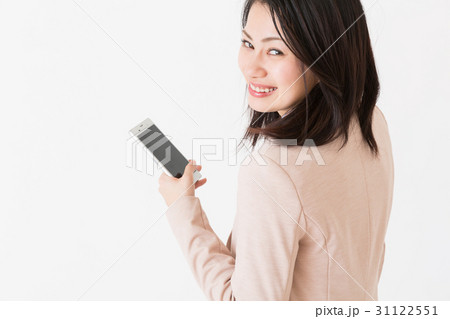 スマートフォンを見る女性 ビジネス スマートフォンを見る女性 ビジネス 31122551