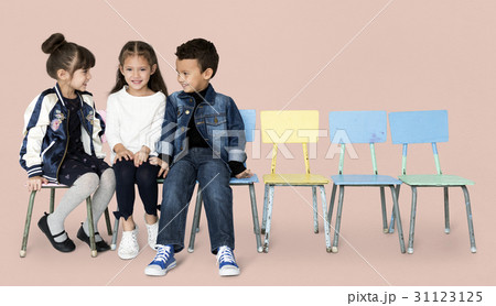 A friends are sitting and talking A friends are sitting and talking 31123125