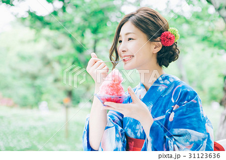 かき氷を食べる浴衣の女性 31123636