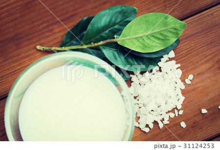 close up of citrus body lotion in bowl on wood 31124253