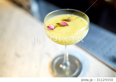 glass of cocktail at bar 31124350