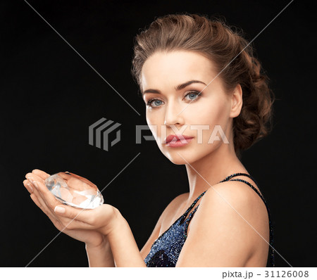 woman with big diamond 31126008
