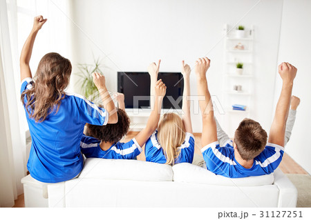 friends or football fans watching tv at home 31127251