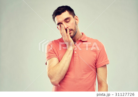 young man suffering from headache 31127726