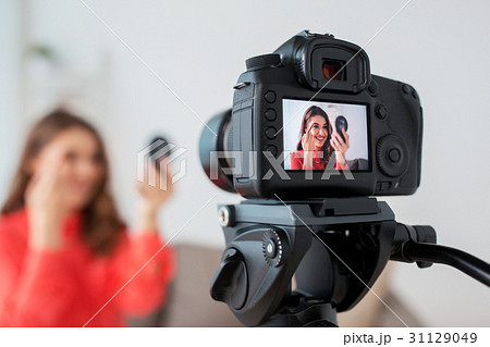 woman with eyebrow pencil recording video at home woman with eyebrow pencil recording video at home 31129049