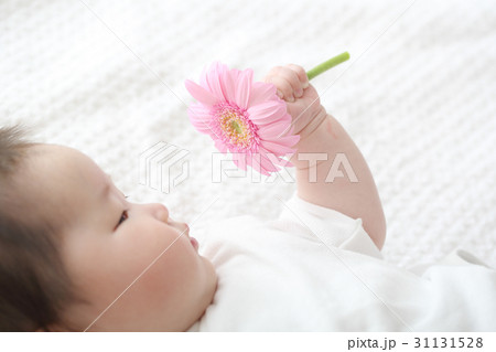 花と赤ちゃんの写真素材