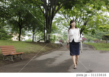 ビジネスウーマンの出勤イメージ ビジネスウーマンの出勤イメージ 31133616