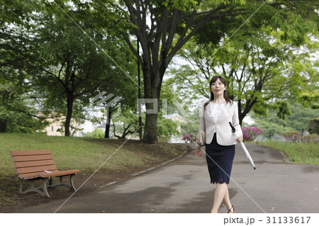 ビジネスウーマンの出勤イメージ ビジネスウーマンの出勤イメージ 31133617
