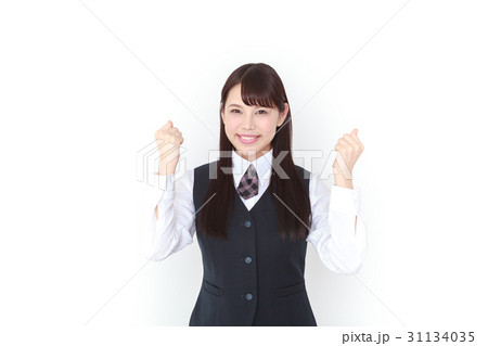 両手でガッツポーズ スーツの若い女性 両手でガッツポーズ スーツの若い女性 31134035