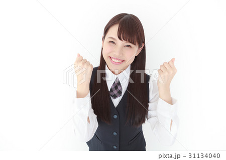 両手でガッツポーズ スーツの若い女性 両手でガッツポーズ スーツの若い女性 31134040