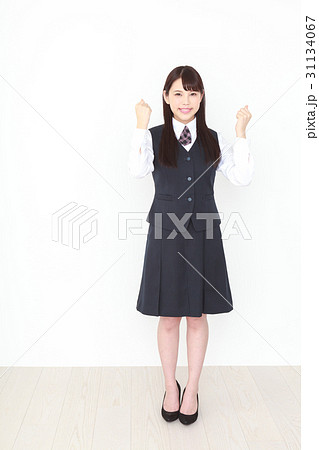 両手でガッツポーズ スーツの若い女性 両手でガッツポーズ スーツの若い女性 31134067