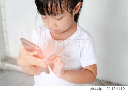 Asian child girls are playing mobile phones 31134110
