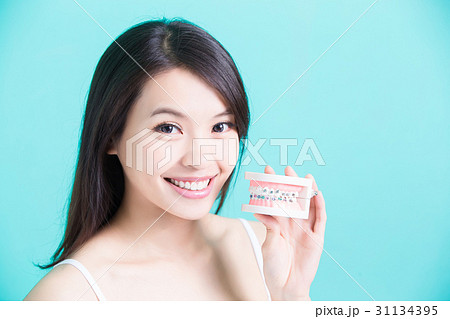 woman take false tooth 31134395