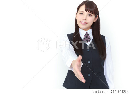 握手を求める スーツの若い女性 握手を求める スーツの若い女性 31134892