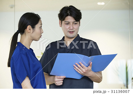 2人の医師 31136007