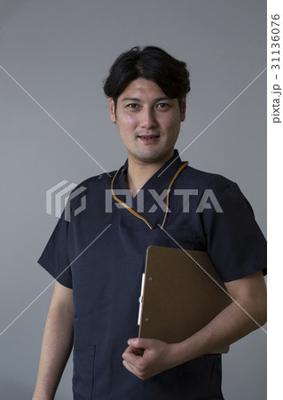 スクラブを着た医師 31136076