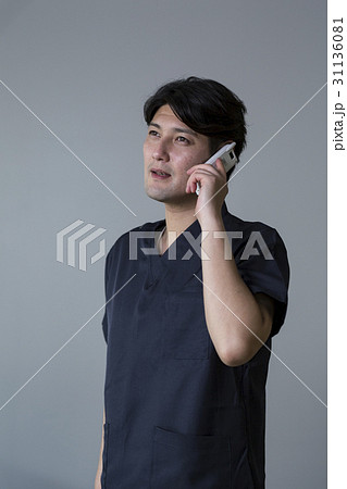 スクラブを着た医師 スクラブを着た医師 31136081