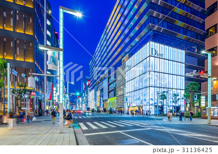 東京 銀座 中央通りの夜景 銀座六丁目交差点 の写真素材