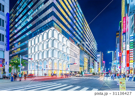 東京 銀座 中央通りの夜景 銀座五丁目交差点 の写真素材