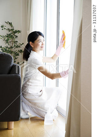 ハウスキーパー　窓拭き　家事代行　ハウスクリーニング　掃除　家政婦　女性 31137037