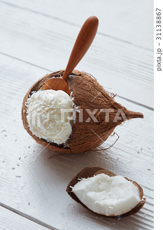 Delicious vanilla ice cream in coconut Delicious vanilla ice cream in coconut 31138867