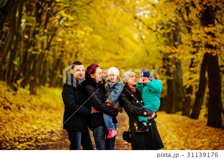 walking family with two children in autumnal park 31139176