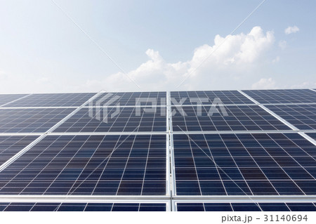 晴天の直射日光を浴びる太陽光パネル発電システム屋根設置と青空白い雲ECOエネルギー電力自由化イメージ 31140694