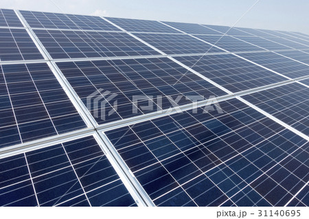 晴天の直射日光を浴びる太陽光パネル発電システム屋根設置と青空白い雲ECOエネルギー電力自由化イメージ 31140695