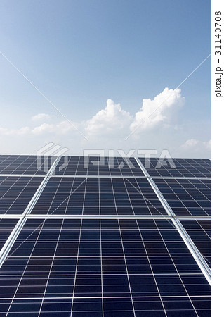 晴天の直射日光を浴びる太陽光パネル発電システム屋根設置と青空白い雲ECOエネルギー電力自由化イメージ 晴天の直射日光を浴びる太陽光パネル発電システム屋根設置と青空白い雲ECOエネルギー電力自由化イメージ 31140708