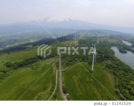 秋田県にかほ市 鳥海山 仁賀保高原 仁賀保高原キャンプ場 風力発電空撮の写真素材