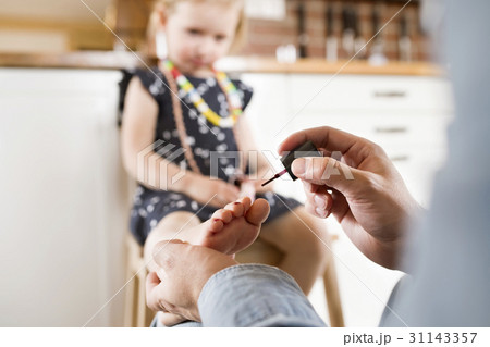 Young father with his cute little daughter at home Young father with his cute little daughter at home 31143357