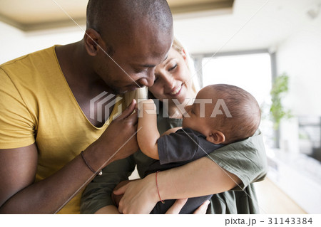 Young mother with his little daughter and her afro Young mother with his little daughter and her afro 31143384