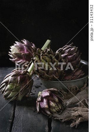 Uncooked purple artichokes Uncooked purple artichokes 31143432